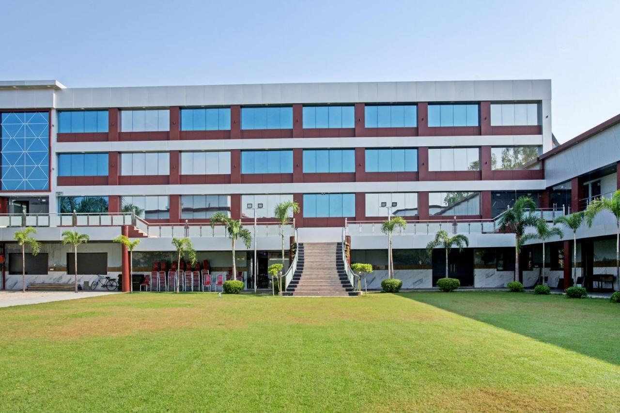 โอโย 62241 สวัสติก การ์เดน Hotel Dhampur ภายนอก รูปภาพ